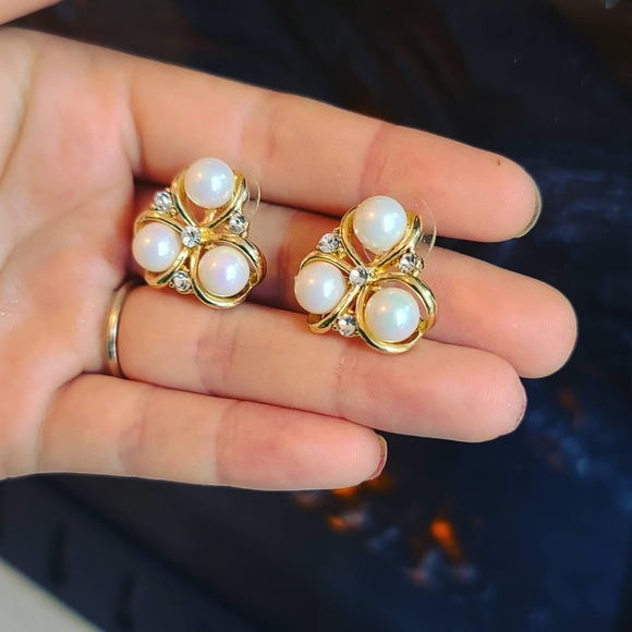 Gold Plated studded Earrings with Artificial pearl - Picture 2 of 4
